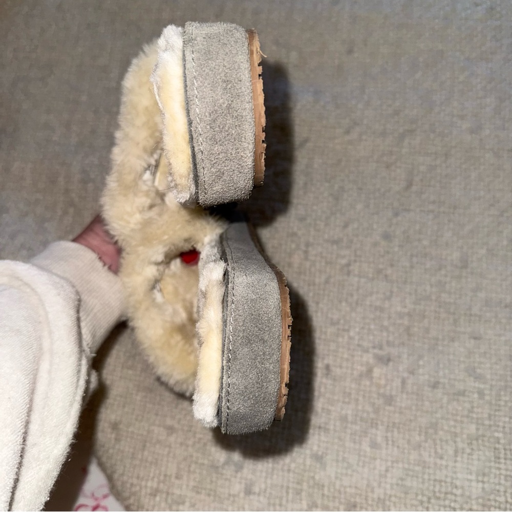 LIKE NEW Minnetonka Grey Sheepskin Suede Slides 9 - Picture 3 of 7